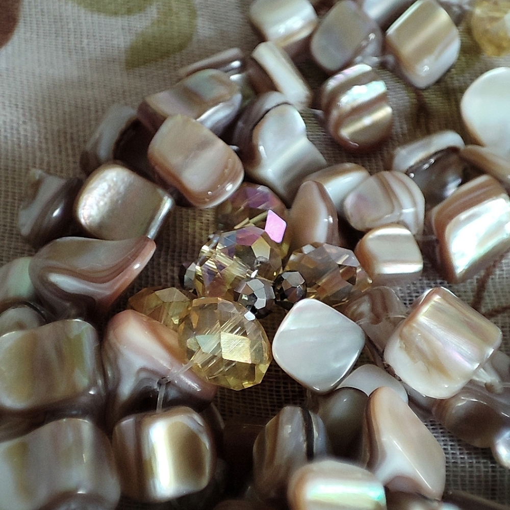 Mother of Pearl Seashell Sea Shell Extra Long Canary AB Beads Vintage Necklace - Picture 6 of 15